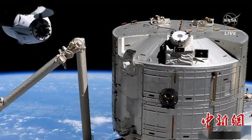 spacex載人飛船抵達 宇航員空間站內相擁慶祝